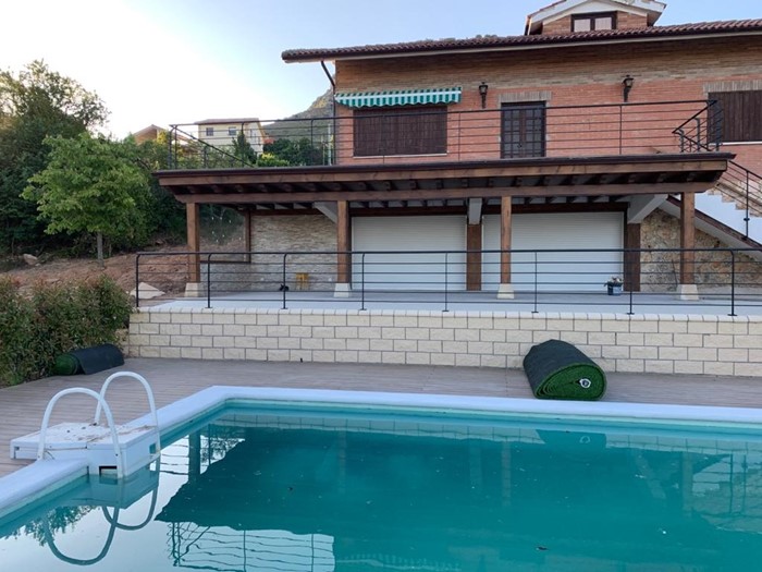 Pérgola y porche en jardín