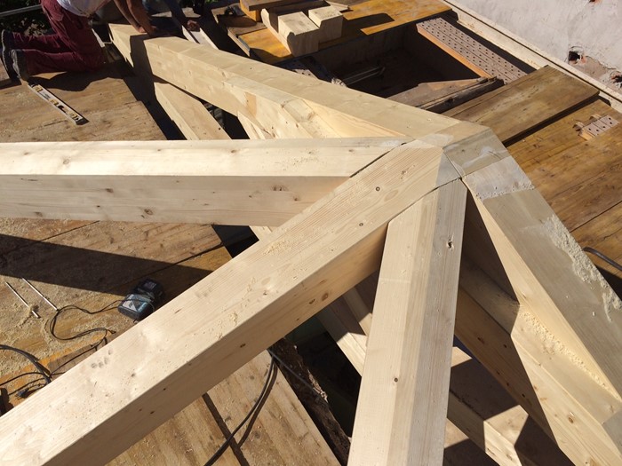 Rehabilitación de cubierta en madera laminada de vivienda unifamiliar