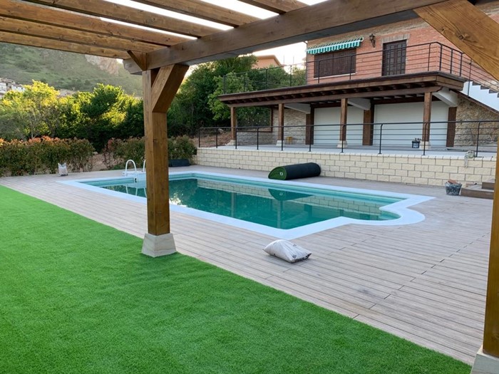 Pérgola y porche en jardín