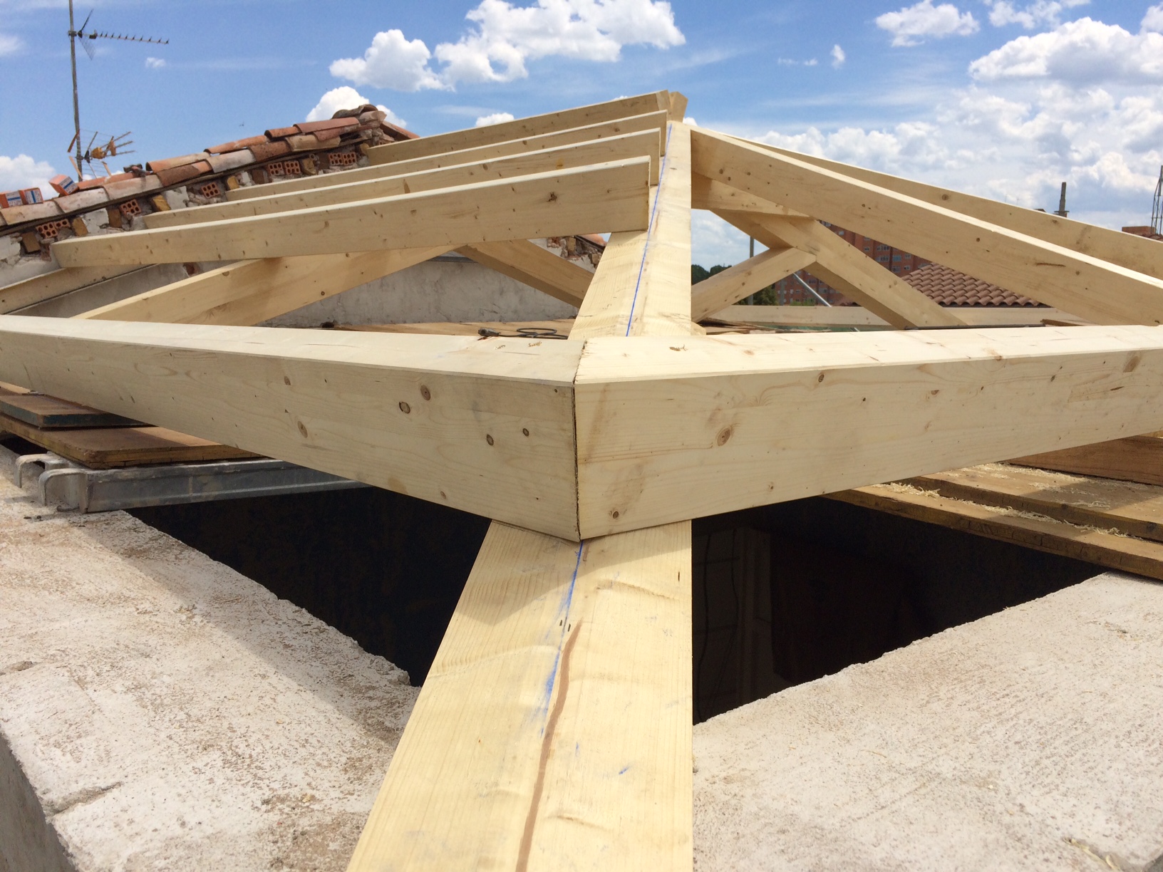 Rehabilitación de cubierta en madera laminada de vivienda unifamiliar