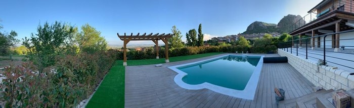 Pérgola y porche en jardín