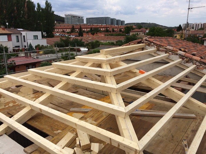 Rehabilitación de cubierta en madera laminada de vivienda unifamiliar