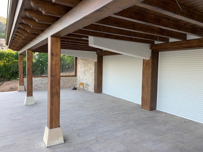 Pérgola y porche en jardín